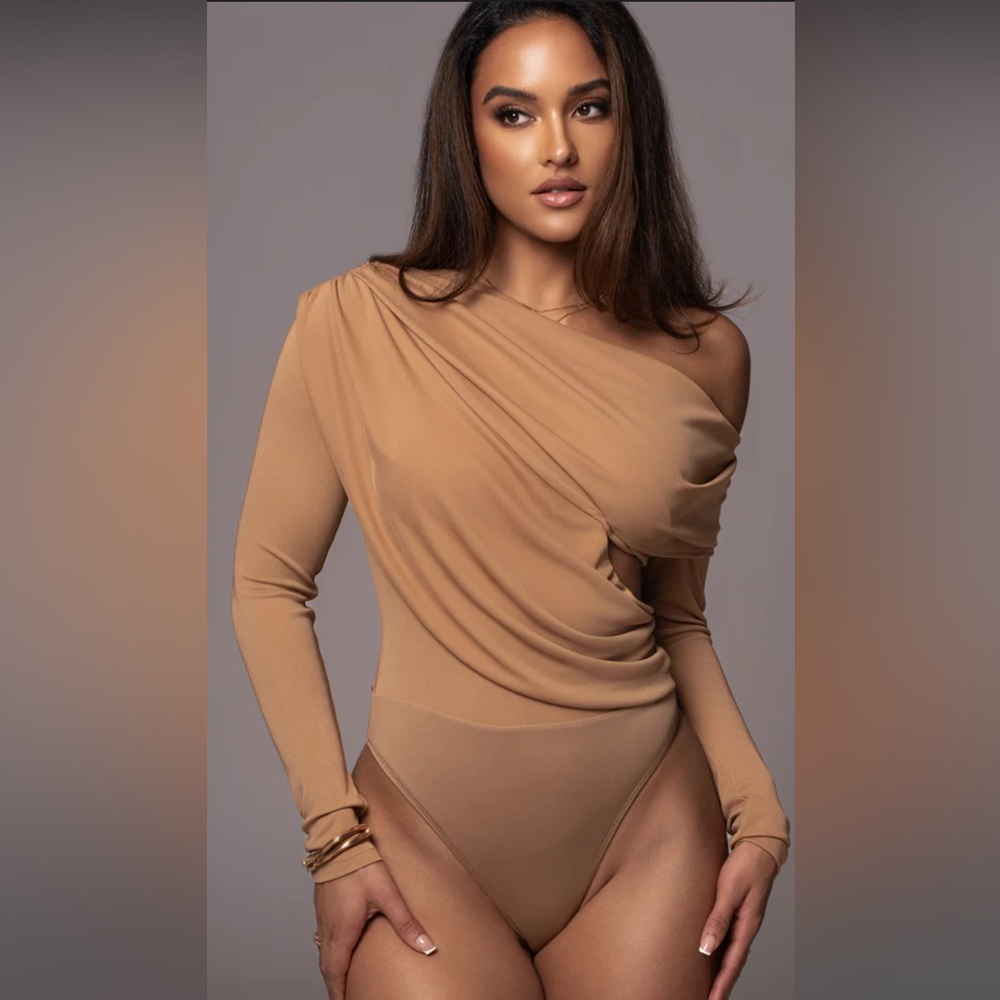 One-Shoulder Long Sleeve Bodysuit in Camel